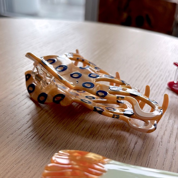 FREE GWP $50+ Cute Hair Claw Clips - Picture 6 of 8